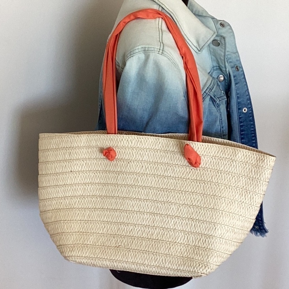 Cream colored straw tote, beach bag with coral fabric straps - Picture 11 of 16